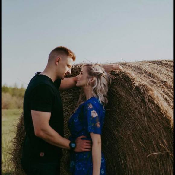 Meet your Posher, Demi - Picture 1 of 1